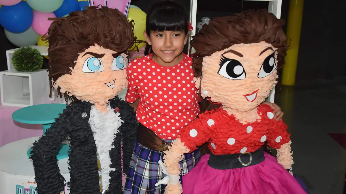 Con sus enormes piñatas de Club 57, personajes favoritos de Andrea Johana