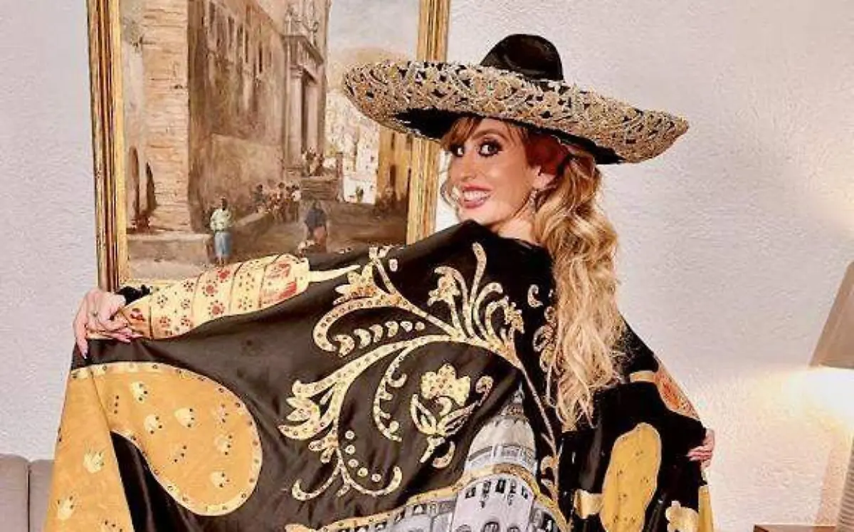 El diseñador Eduardo Estrada dona su traje charro de oro