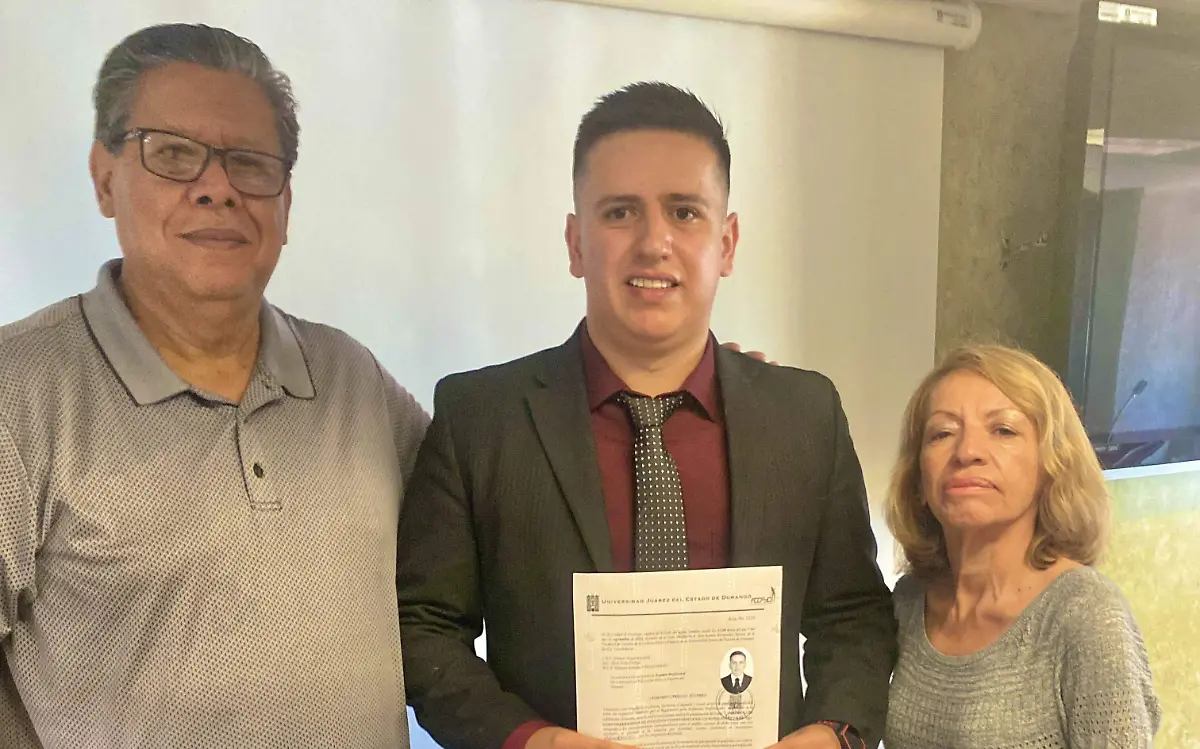 Se tituló Leobardo Carrillo Álvarez como licenciado en Educación Física