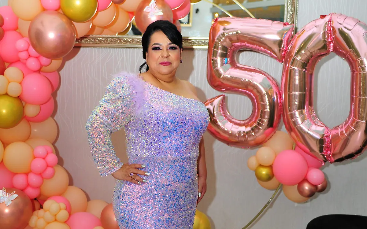 Celebra Mónica Martínez Robles su cumpleaños número 50