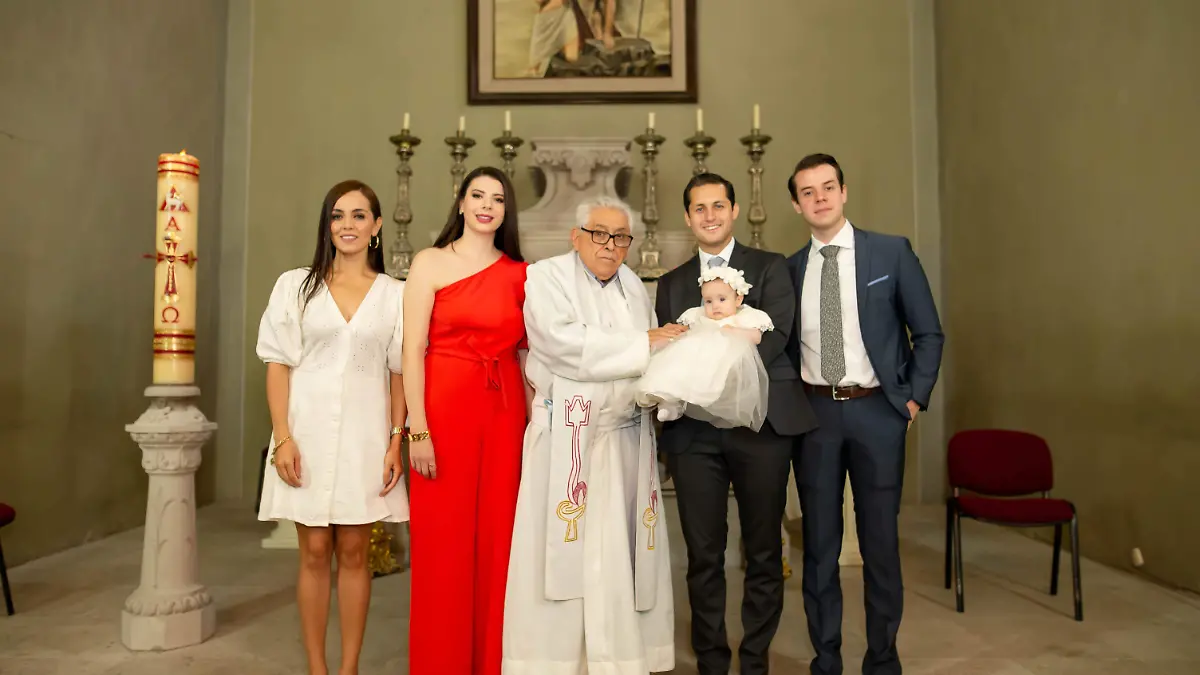 Bautizaron a la linda pequeñita María Julia Mier Flores