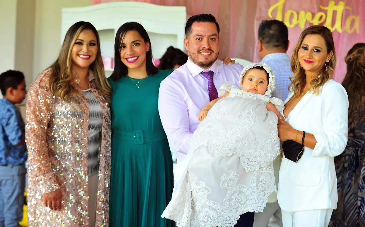 Madrinas y papas, junto a la nueva Hija de Dios, la tierna Loretta