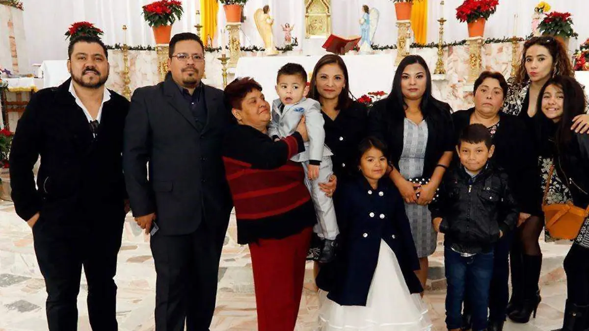 Familiares, papas y padrinos formaron parte de la presentación de 3 años de Javier Amet