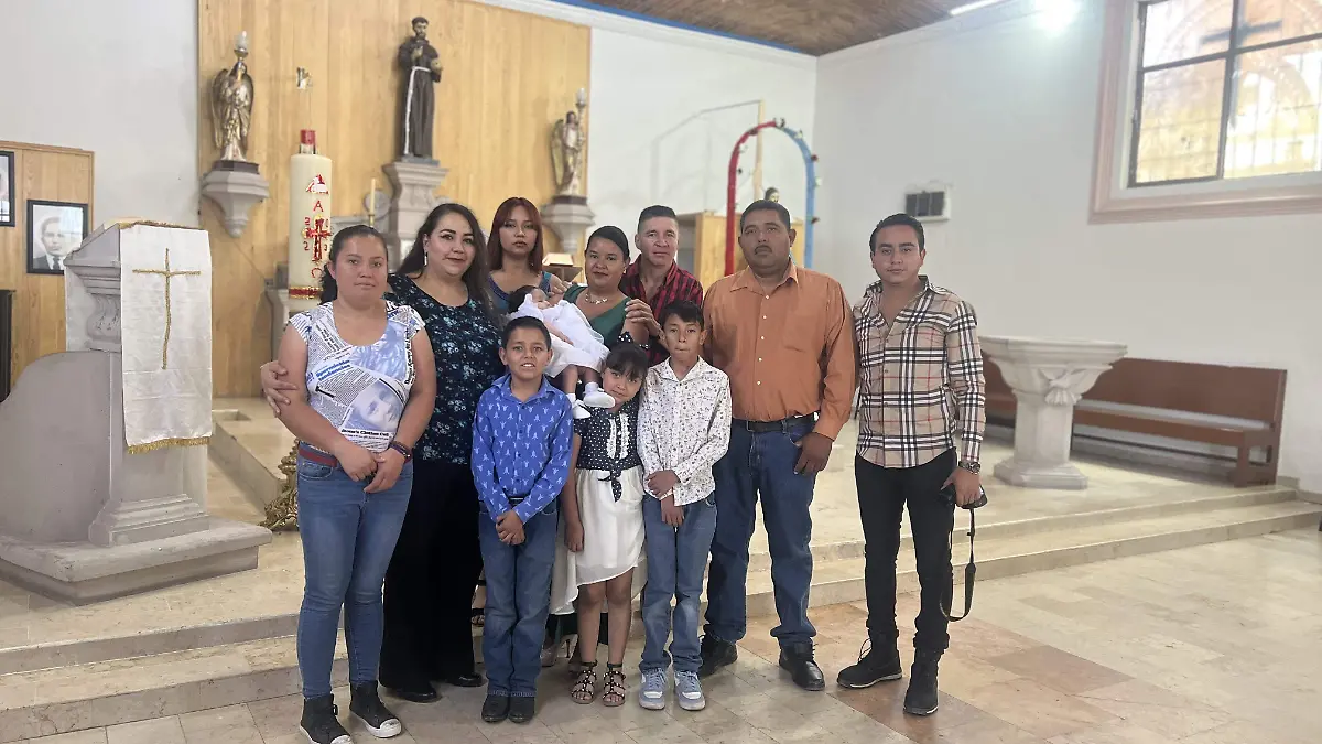 Fátima Belén recibe ceremonia de bautizo