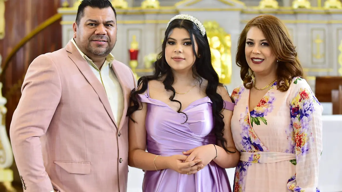 Aitziry Paola festeja sus XV años