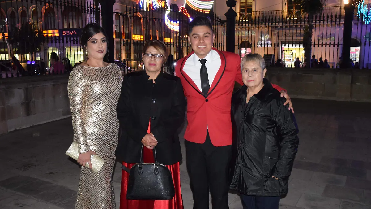 Laura Flores Gurrola, Bertha Alicia Cervantes Nava y señora Maximina Morones, novia, madre y abuelita del feliz graduado