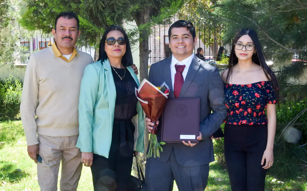 Luis Daniel Orozco Simental se gradúa de Ingeniería Civil