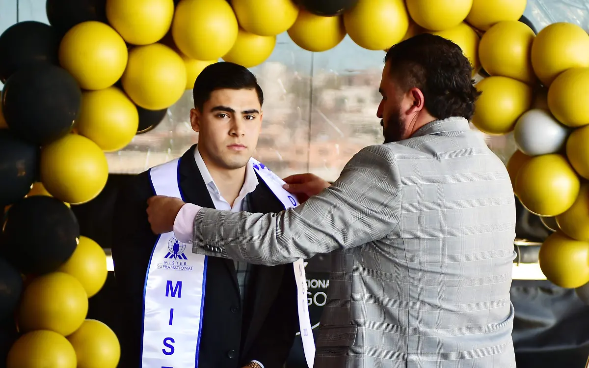 Max Serrato recibe banda de Mr. Supranational Durango 2023