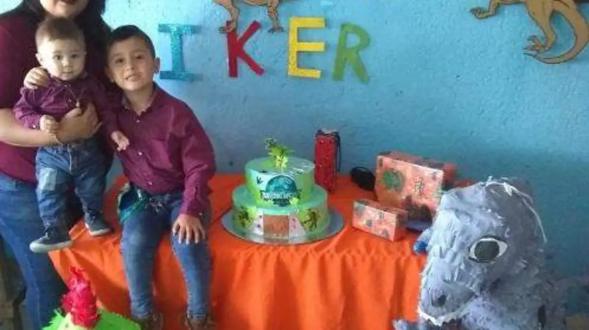 Brenda López y el bebé Erik Leonardo, mamá y hermanito del festejado