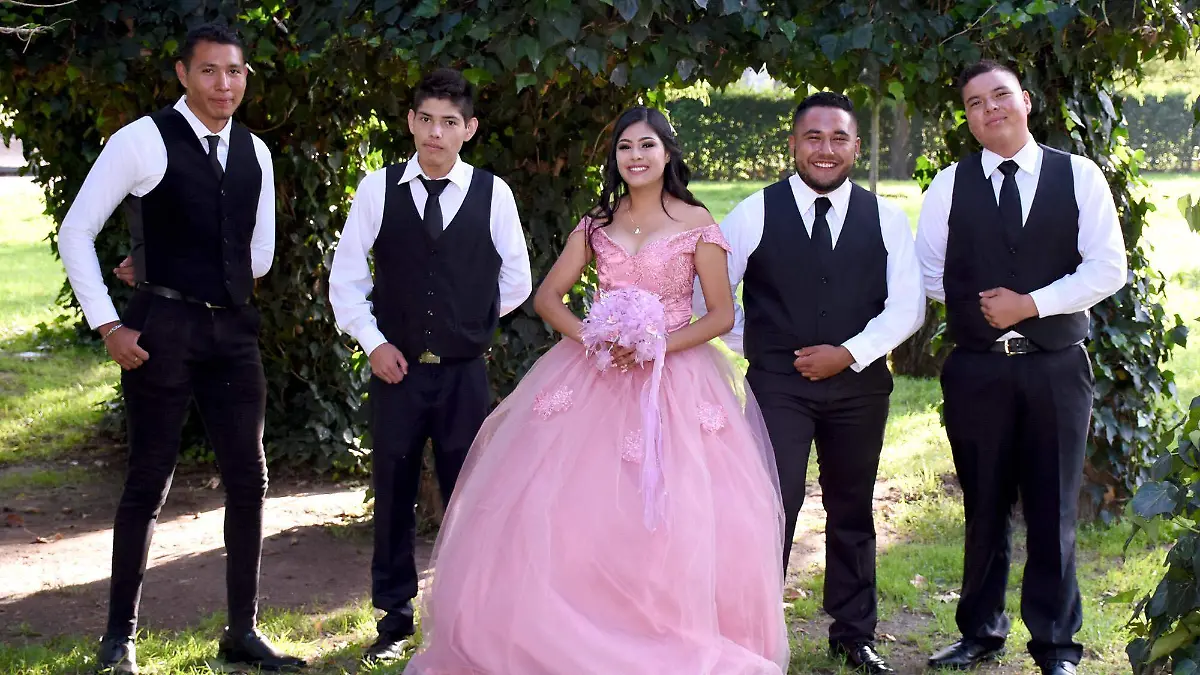 LE ACOMPAÑARON 2-C -COLOR