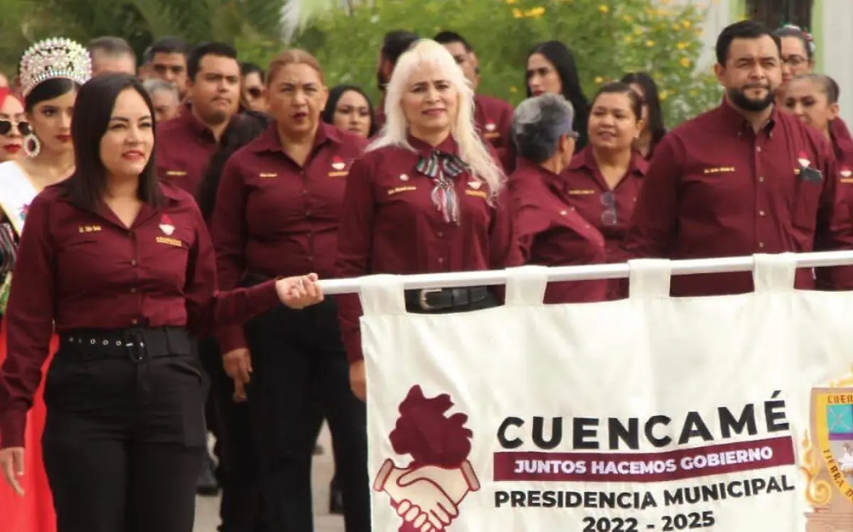 La alcaldesa Norma Elizabeth Sotelo Ochoa en desfile del 16 de septiembre