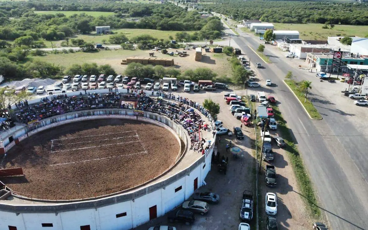 Con desfile de reinas y charreada concluye la Feria de la Nuez 2023