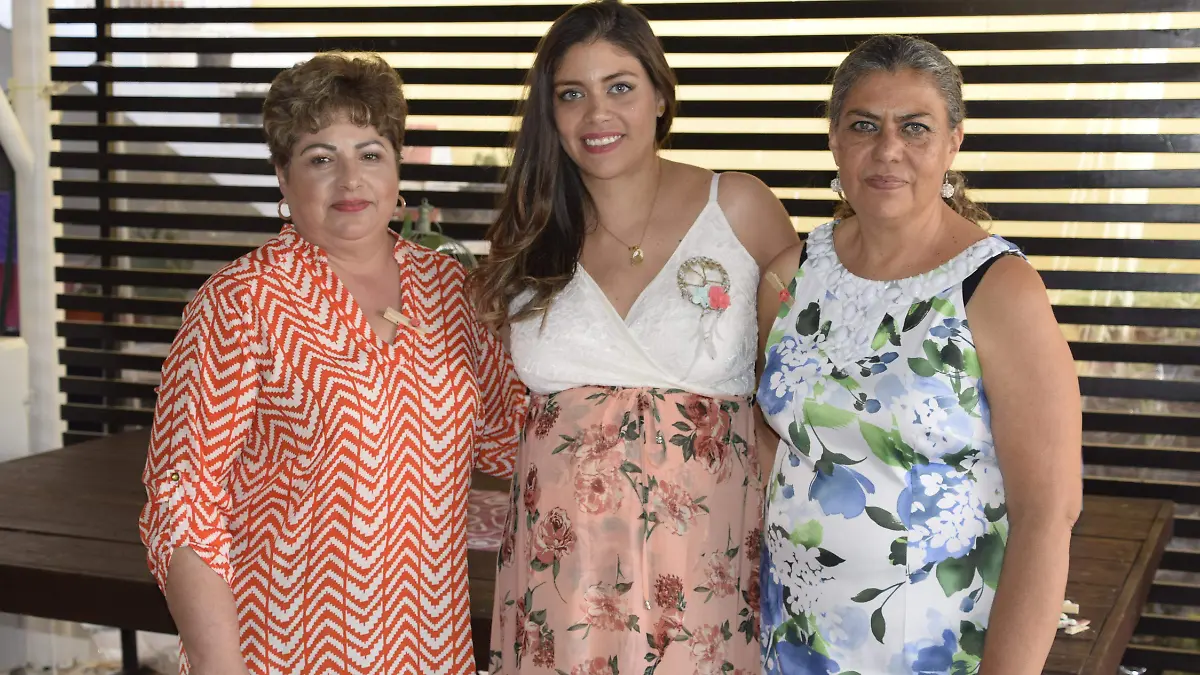 Futuras abuelitas de la tierna Andrea, acompañando a la feliz mamá, Iliana Martínez