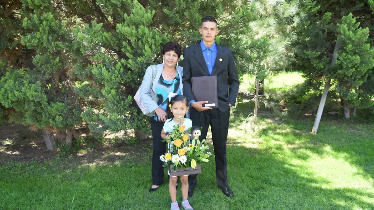 El feliz graduado con su querida madre, Leticia Ramos Salazar, quien lo felicitó a ampliamente