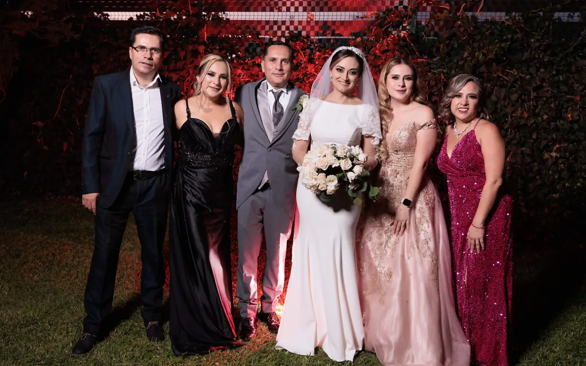 Muchas felicitaciones recibieron los novios