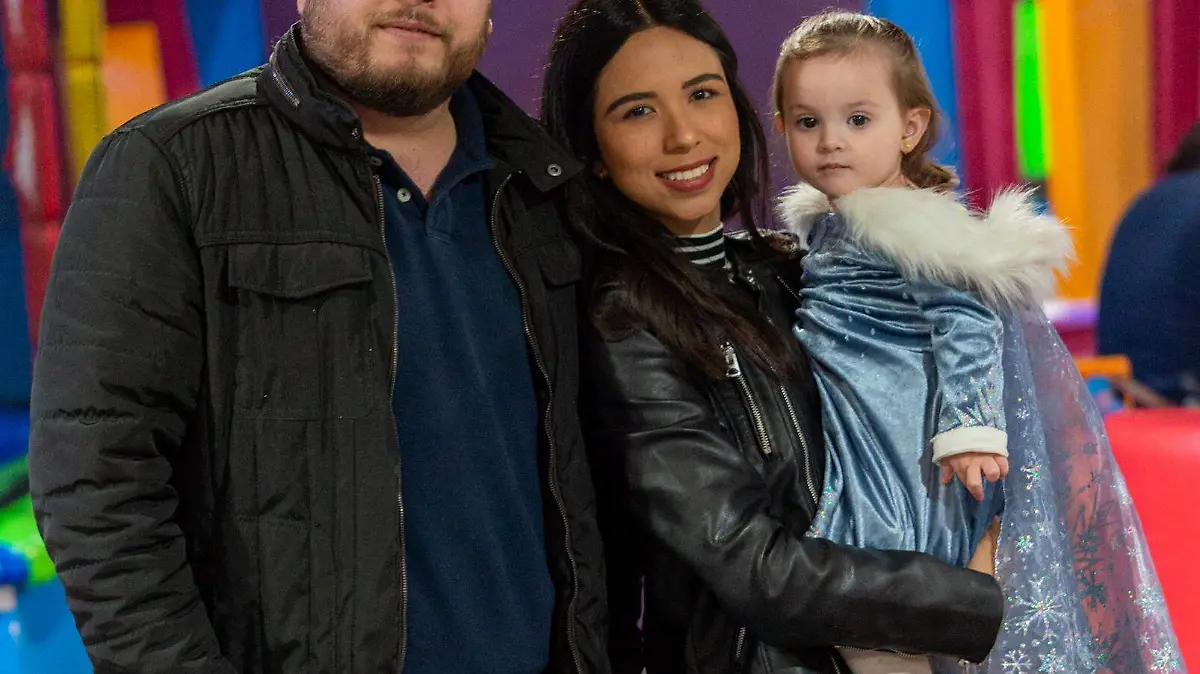 Mario Nevárez y Valeria Torres, padrinos de la tierna niña.