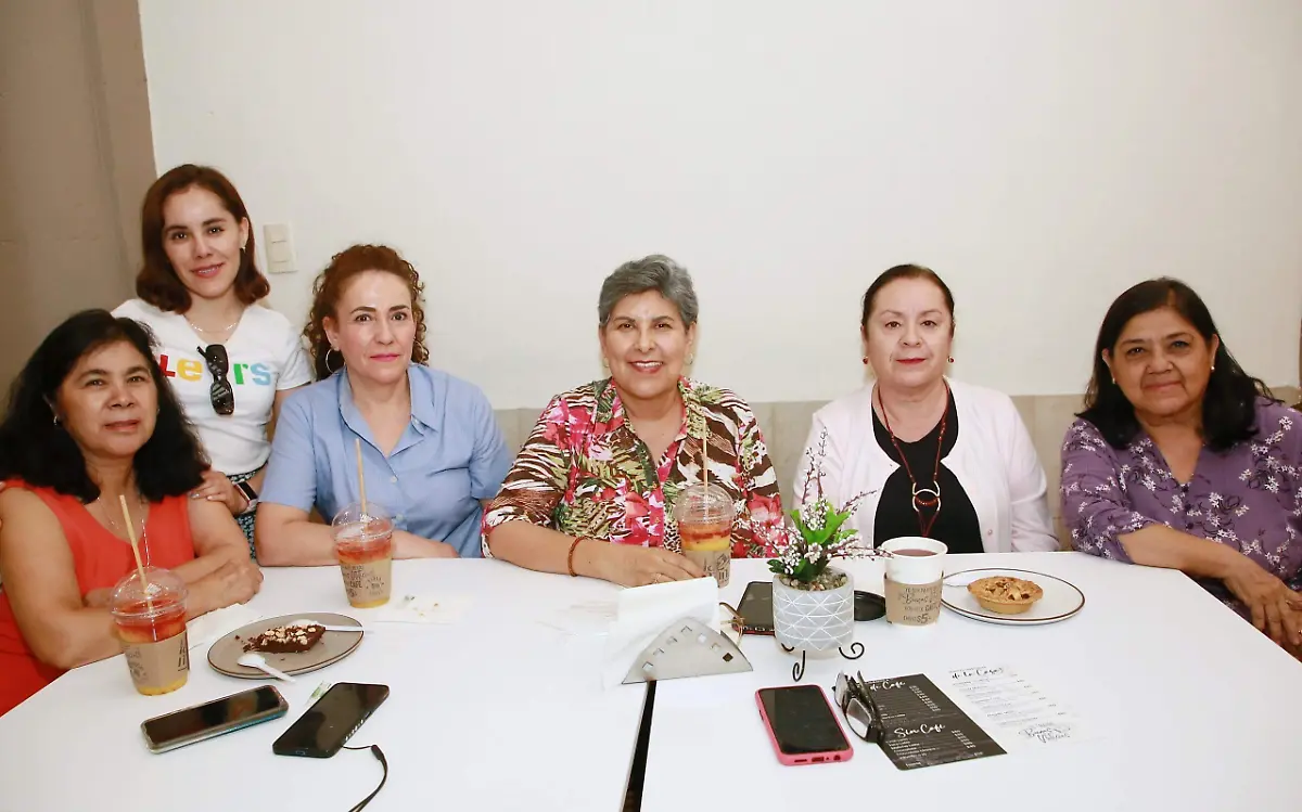 Comparten un momento agradable en café en “La Mina”