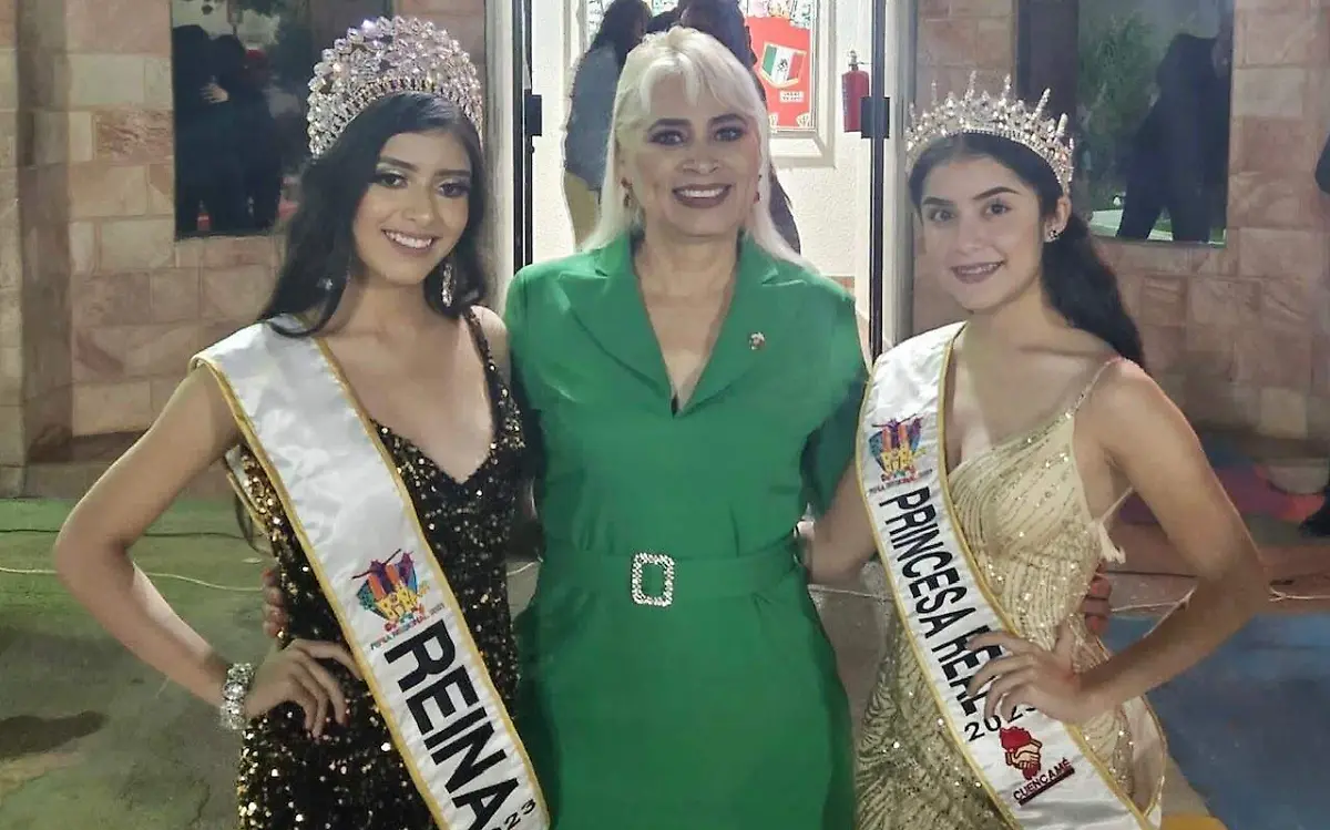Reina y princesa acompañadas de la alcaldesa Norma Elizabeth Sotelo Ochoa