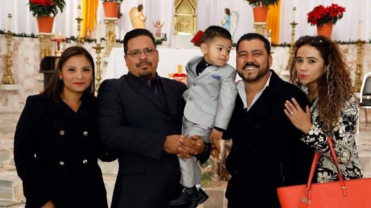 Padres y padrinos junto al feliz presentado, Javier Amet.