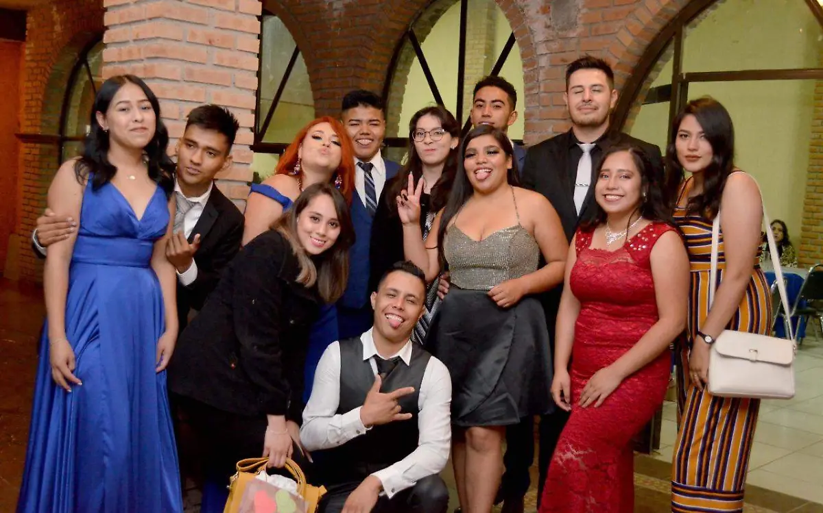 Con sus amigos, la feliz graduada María Ludivina