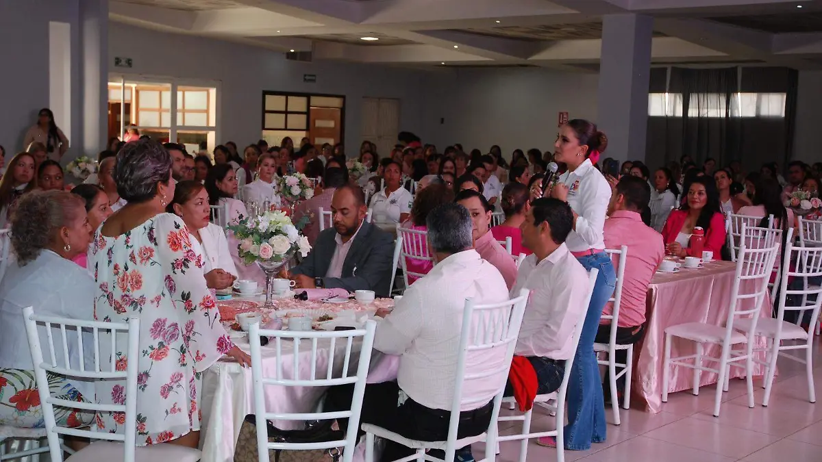 Encabeza Marisol Rosso "Café Rosa" en Guadalupe Victoria