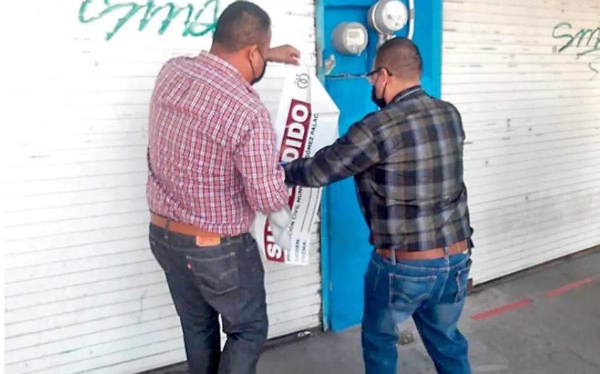 Cierran plaza comercial
