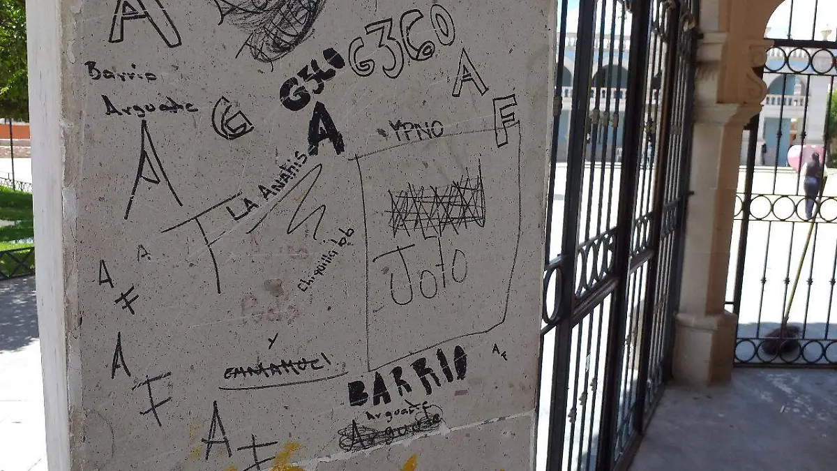 Grafitis en kiosko de Canatlán
