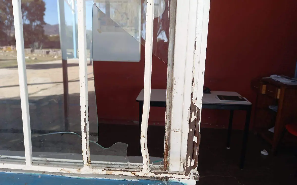 Roban escuela secundaria en poblado de Canatlán