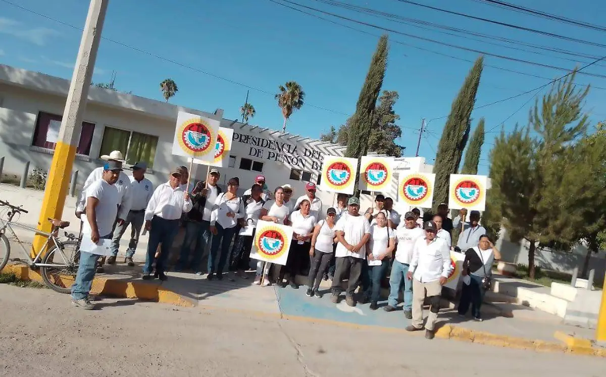 Continúan en pie de lucha trabajadores municipales de Peñón Blanco