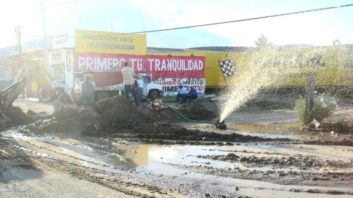 Reportan desperdicio de agua potable en Canatlán
