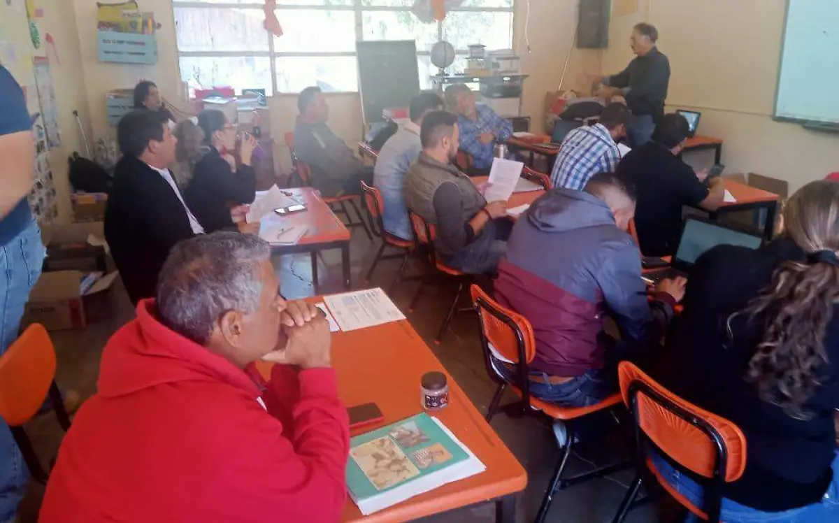 Maestros de La Rosilla, Durango, se preparan para el regreso a clases