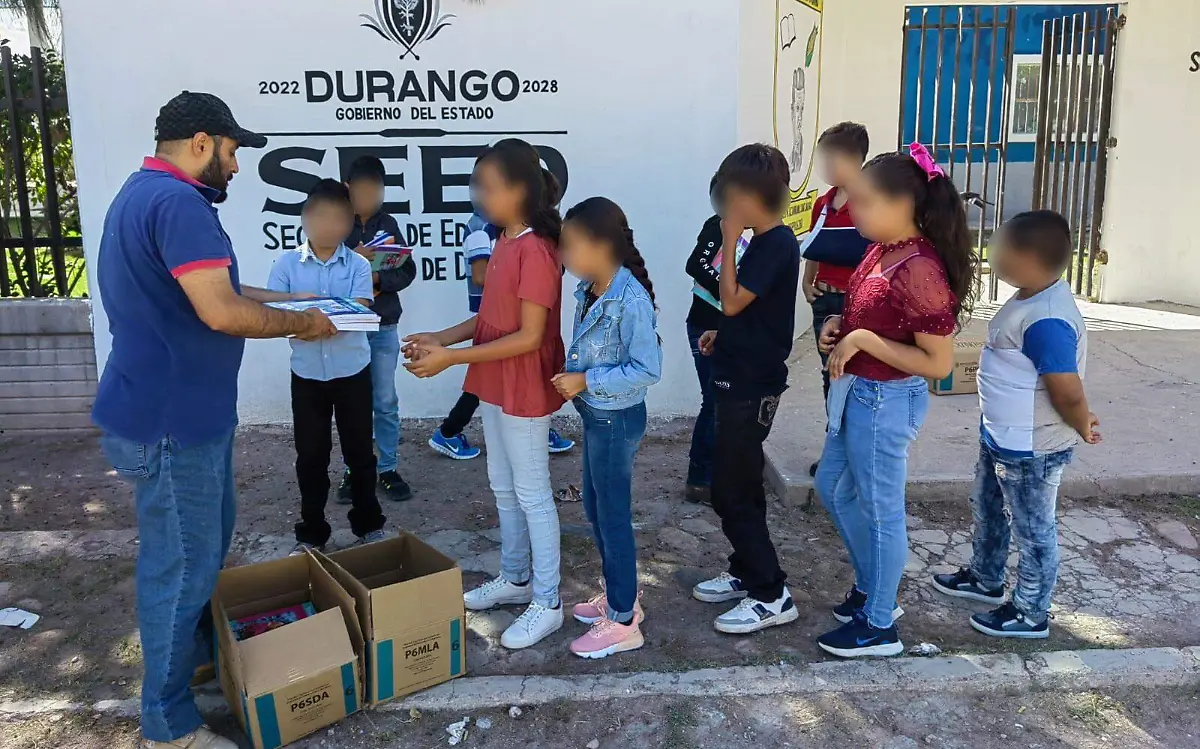 Niños de Canatlán reciben los nuevos libros de texto gratuitos