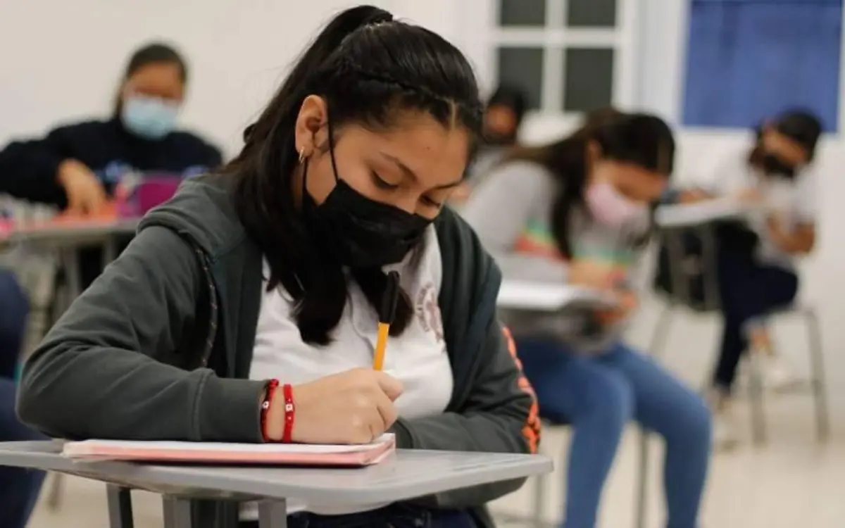 Estudiantes con cubrebocas