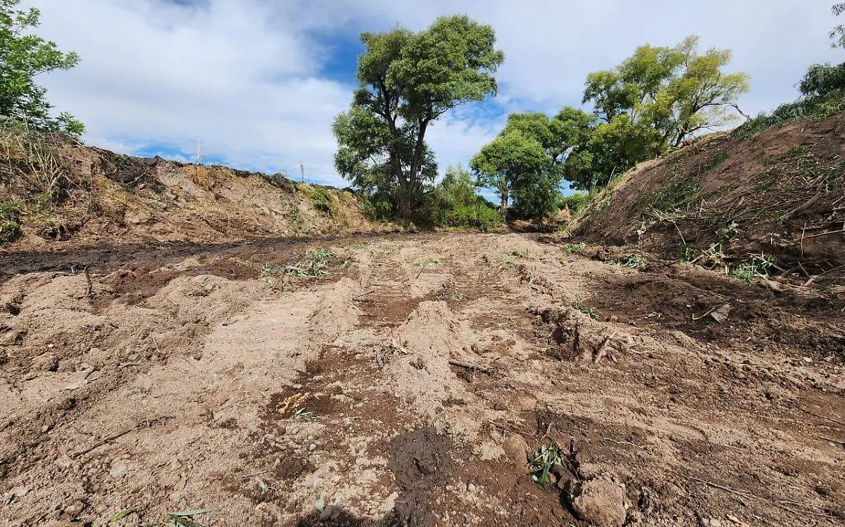 Continúan trabajos de desazolve en el arroyo de Mimbres en Canatlán