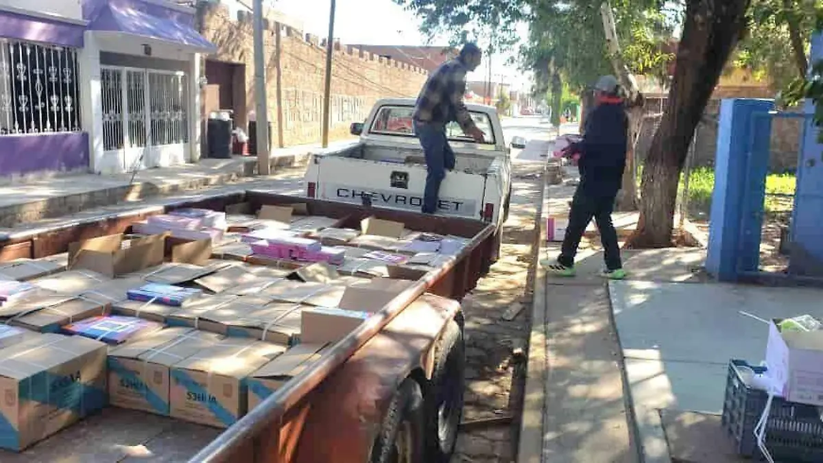 Cubiertas escuelas secundarias de Canatlán con libros de texto