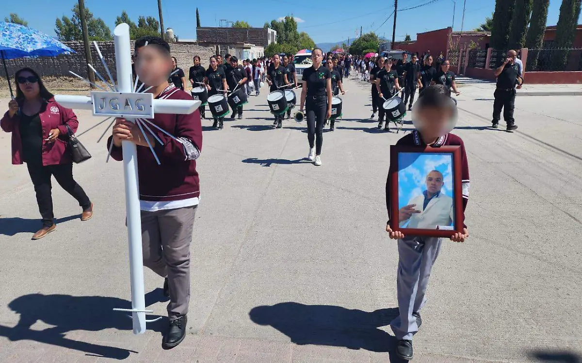 Neoidealenses rinden homenaje póstumo a joven doctor
