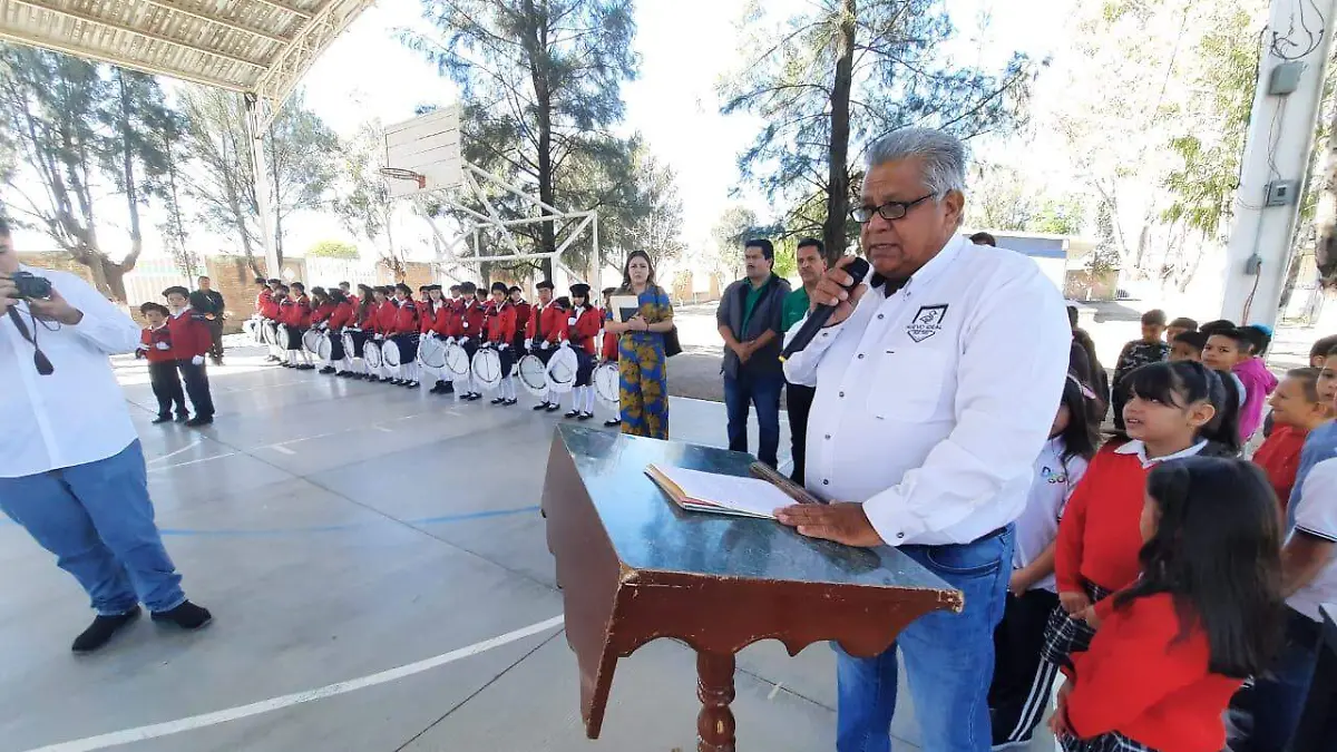 Entrega Luis Gracia cooperativa escolar en Nuevo Ideal