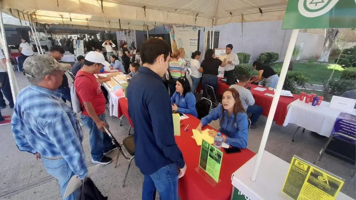 Registran gran afluencia en Feria del Empleo de Gómez Palacio