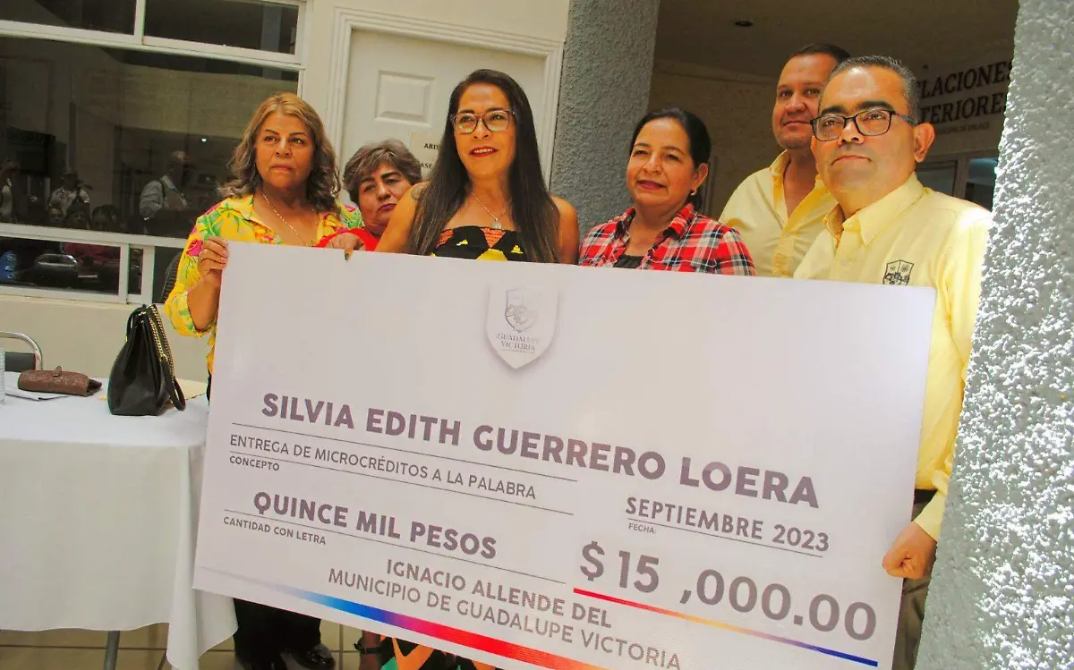 Otorgan créditos a pequeños comerciantes en Guadalupe Victoria