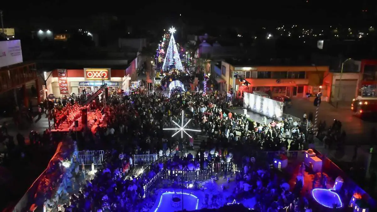 Encienden alumbrado navideño en Gómez Palacio