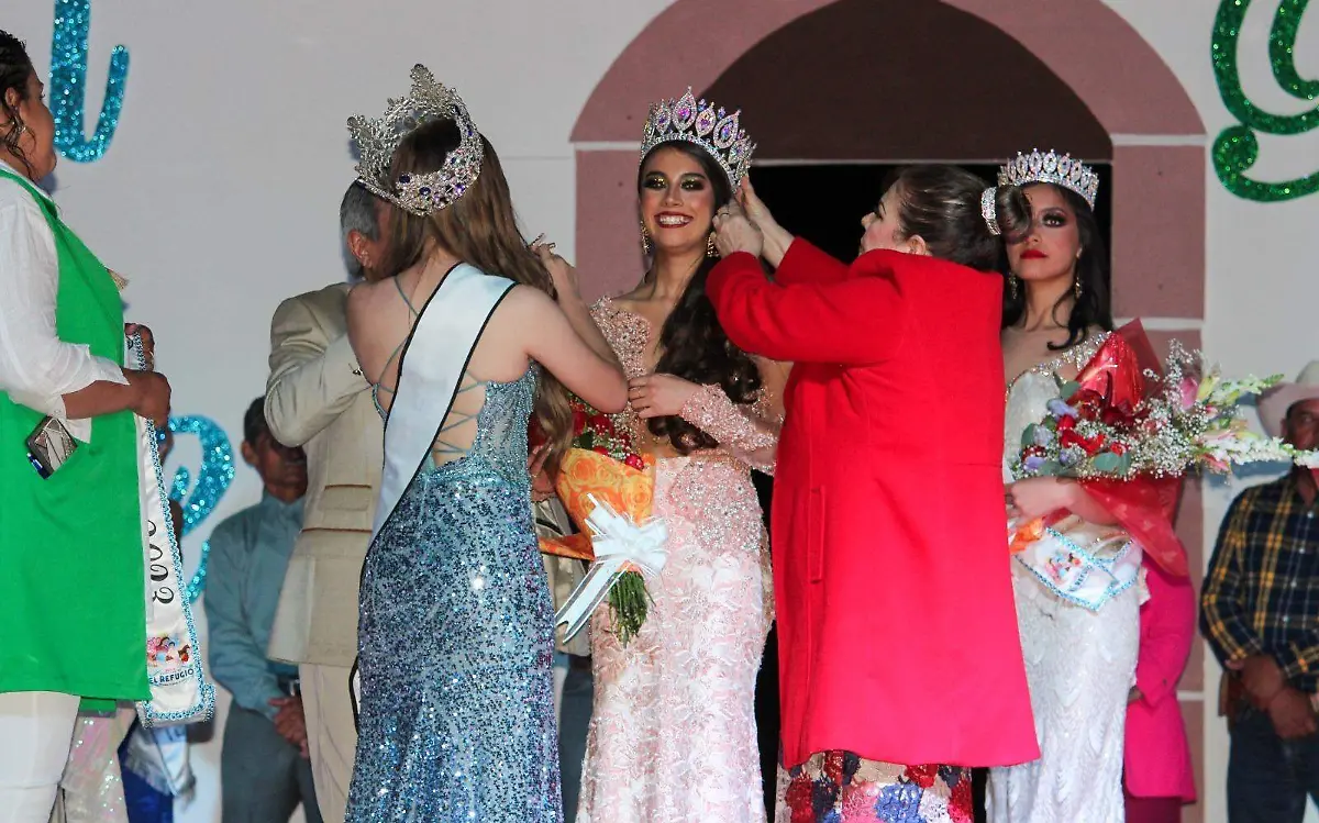 Coronación de la reina de la Feria del Refugio en Poanas, Durango