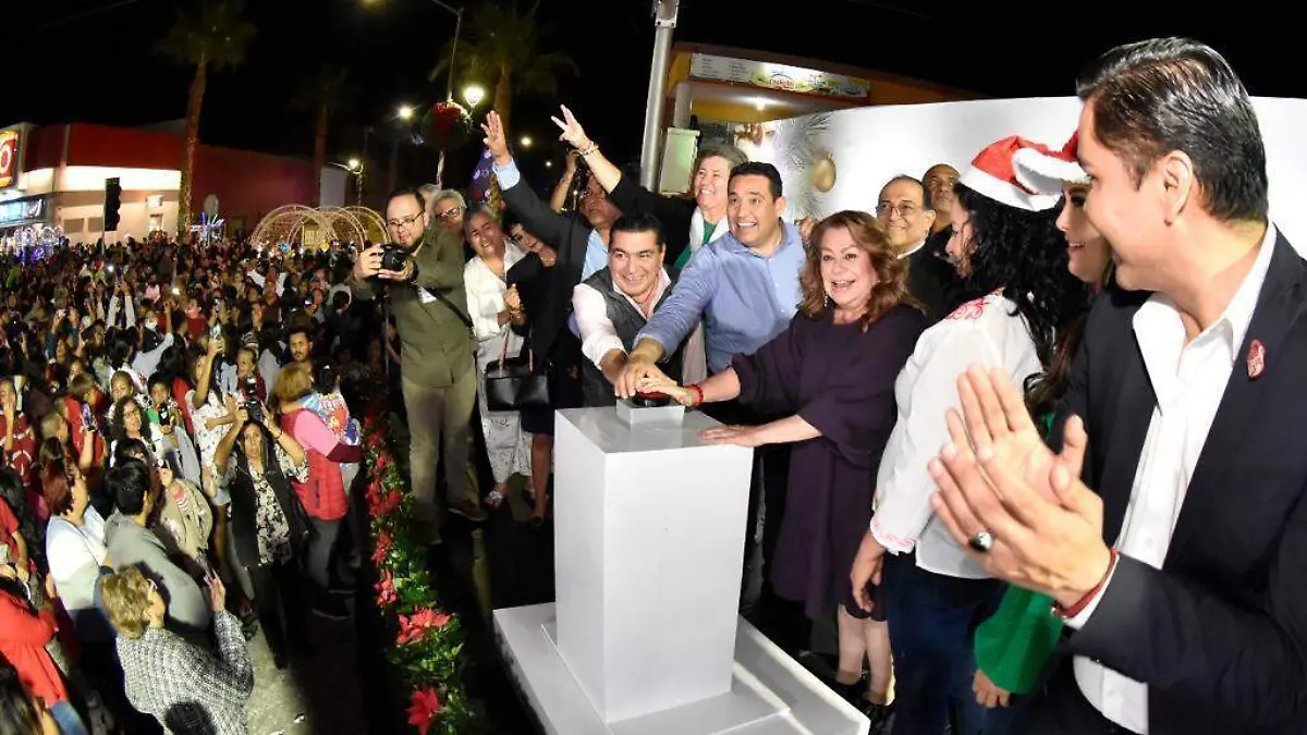 Encienden alumbrado navideño en Gómez Palacio