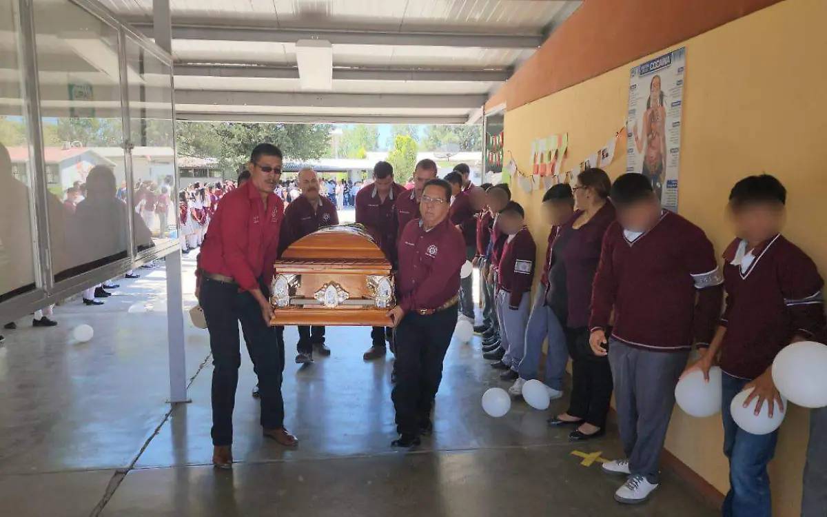 Neoidealenses rinden homenaje póstumo a joven doctor