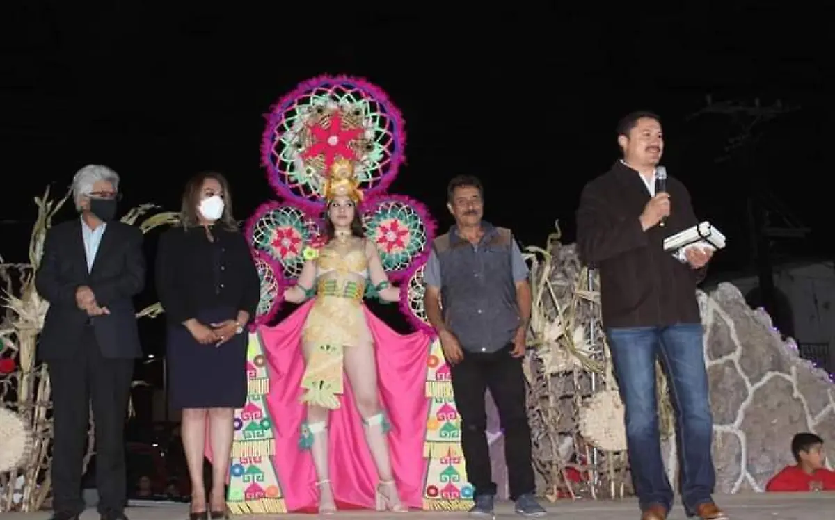 Presentan a las candidatas a reina en Peñón Blanco