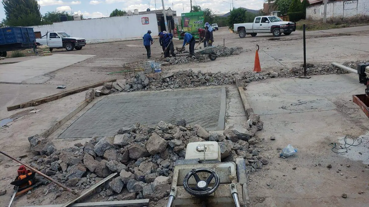 Continúan los trabajos de bacheo en las principales calles de esa