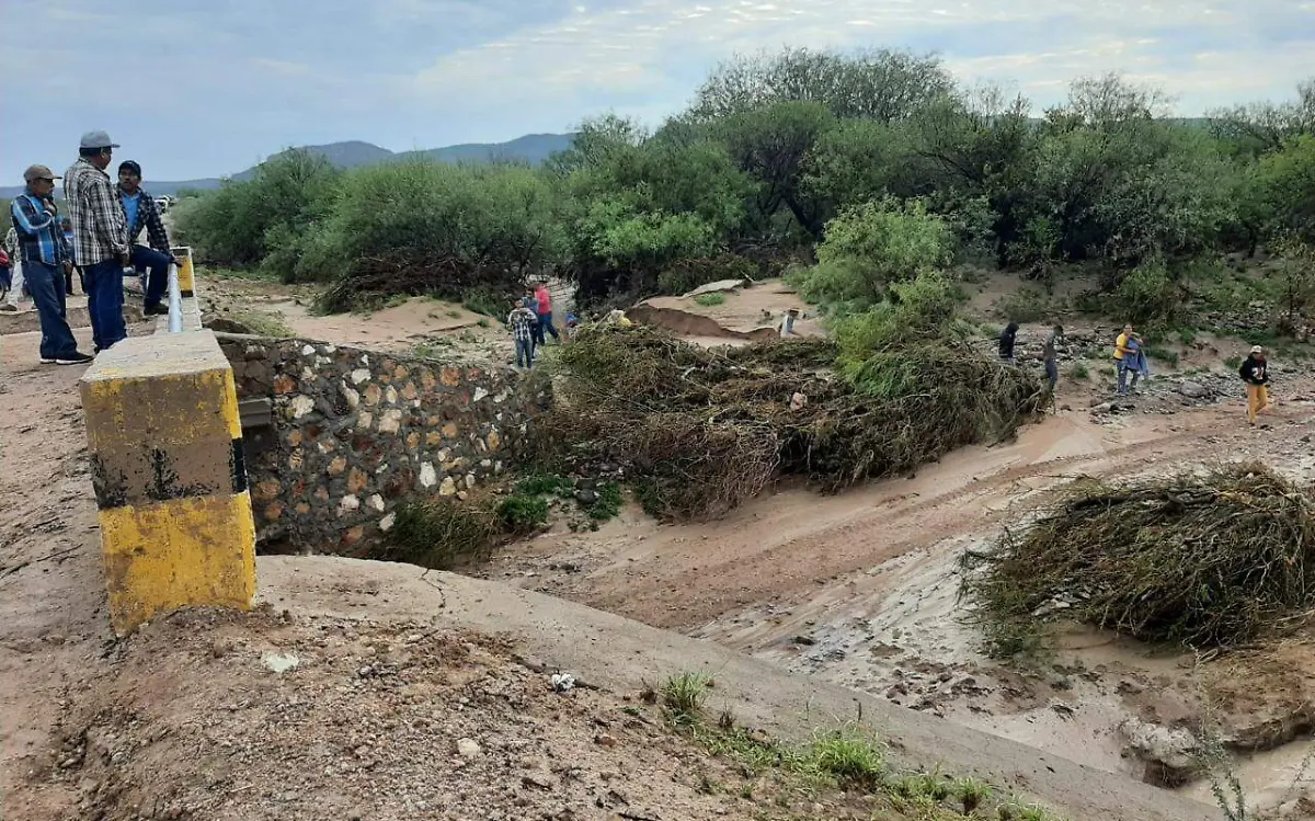 Fuertes corrientes de agua incomunicaron a comunidades de Cuencamé 