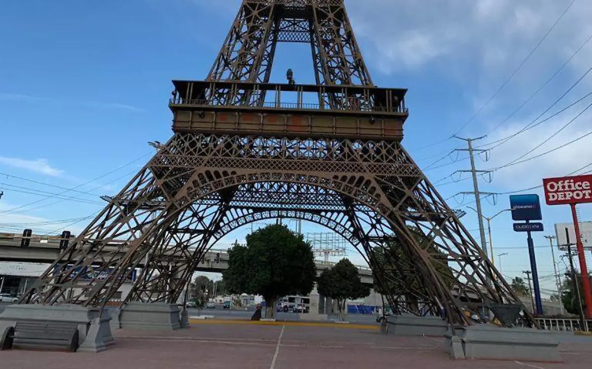 Plaza Torre Eiffel en Gómez Palacio, Durango