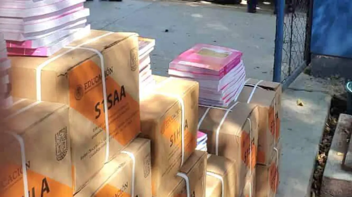 Cubiertas escuelas secundarias de Canatlán con libros de texto