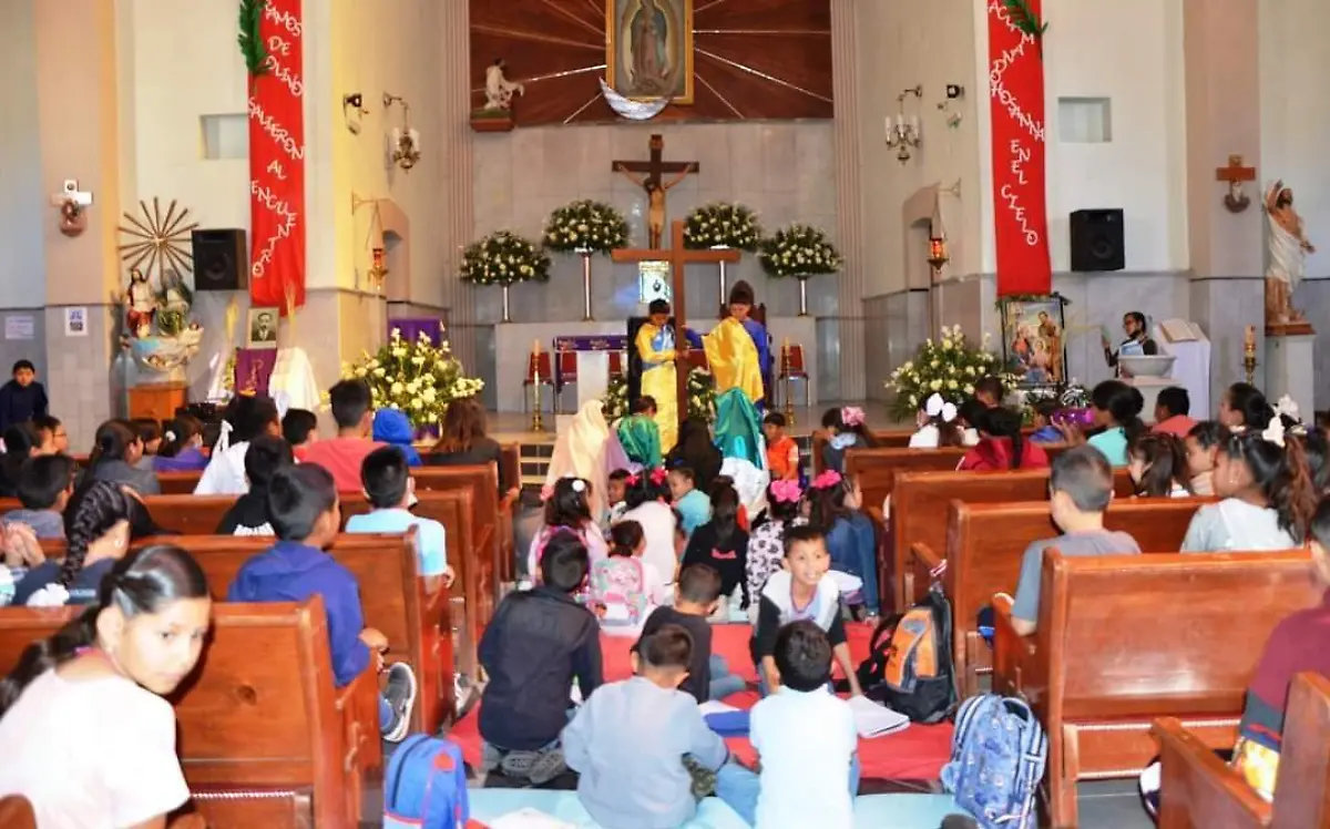 Niños realizan el viacrucis viviente en el municipio de Poanas, Durango