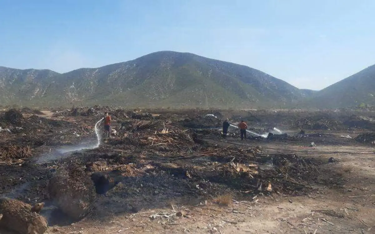 Tras 21 horas, bomberos sofocan incendio en negocio de Lerdo 